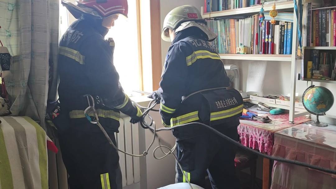 赔率转换
_北京狂风中一家住户热水器掉落赔率转换
！北京消防紧急处置！