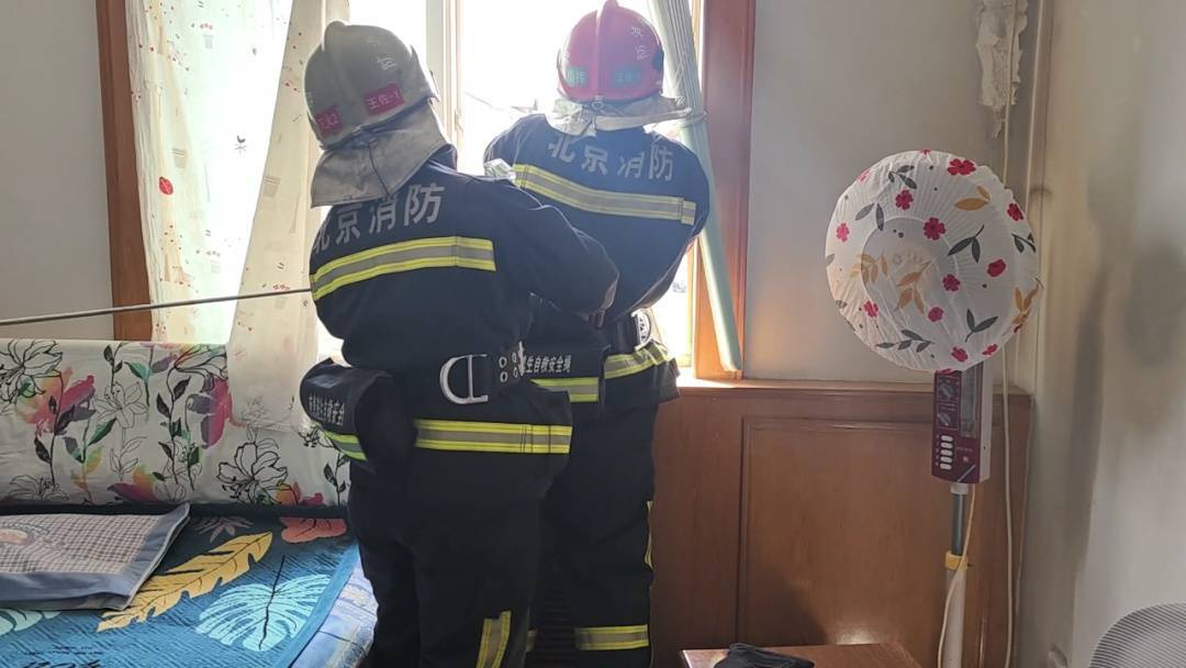 赔率转换
_北京狂风中一家住户热水器掉落赔率转换
！北京消防紧急处置！
