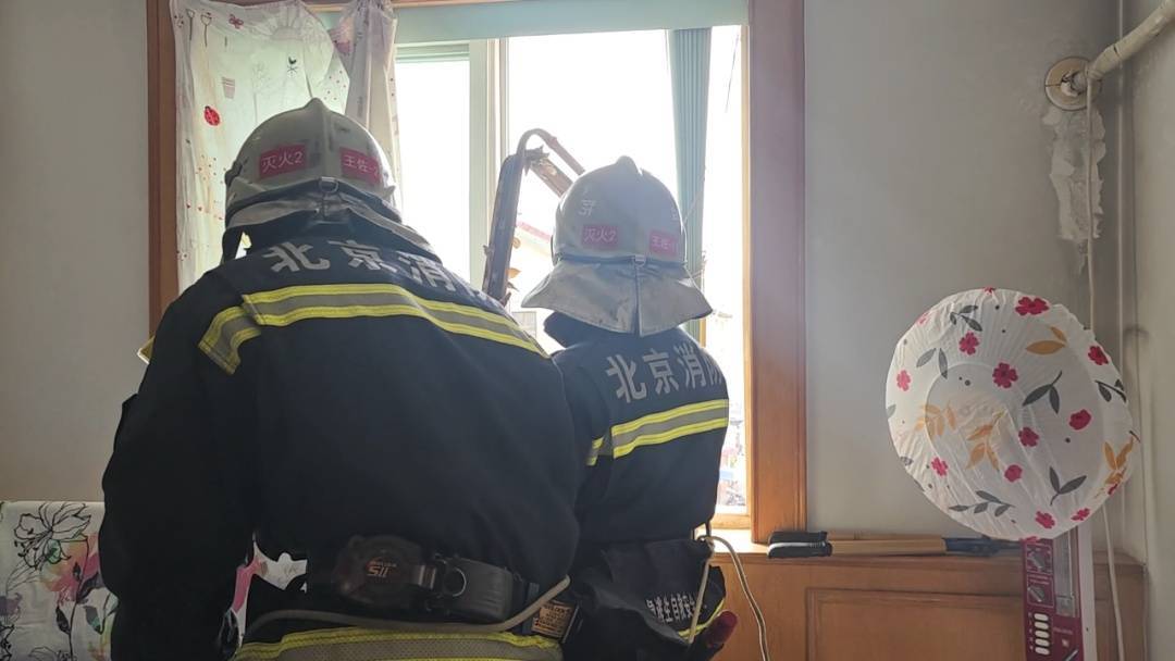 赔率转换
_北京狂风中一家住户热水器掉落赔率转换
！北京消防紧急处置！
