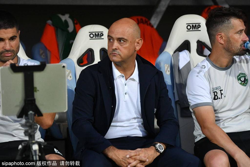 纽卡斯尔联足球_江夏赢得汉超首胜：近5万观众见证足球热潮纽卡斯尔联足球，足球小白也能成为忠实球迷！